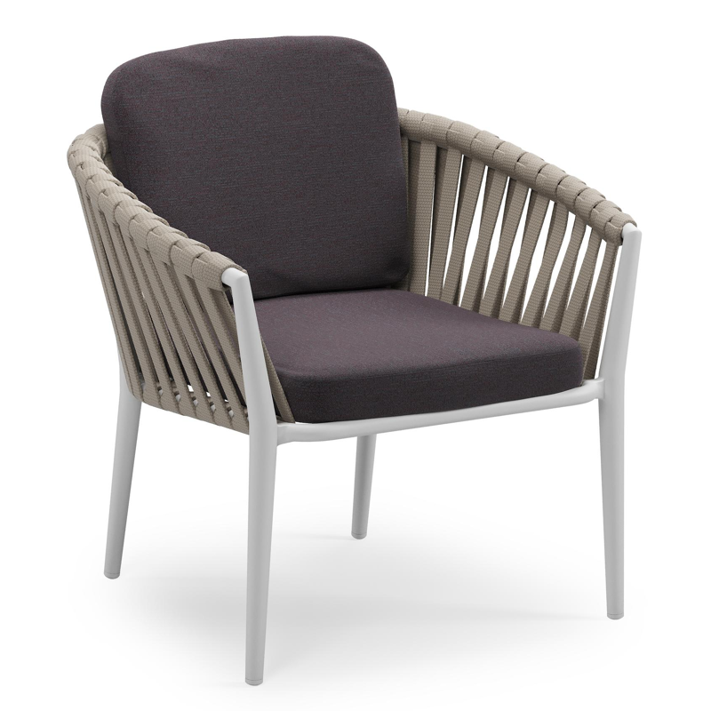 Orso low dining tuinstoel in wit aluminium en beige verticaal geweven luxe vlakke brede rope met stoelkussen in All Weather Sunbrella® Luxe Tundra Red