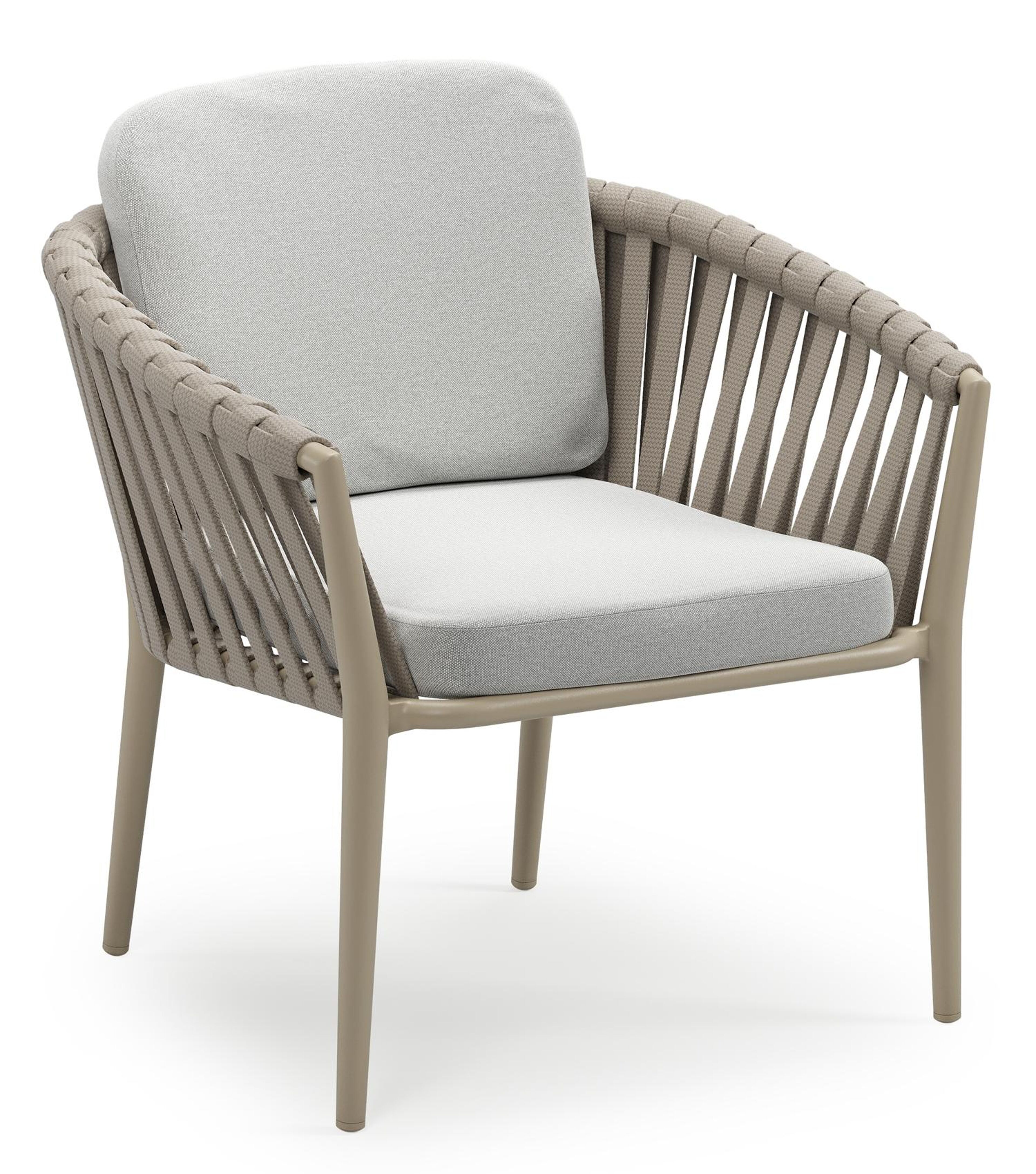 Orso low dining tuinstoel in beige aluminium en beige verticaal geweven luxe vlakke brede rope met stoelkussen in All Weather Sunbrella® Luxe Natte Grey Chine