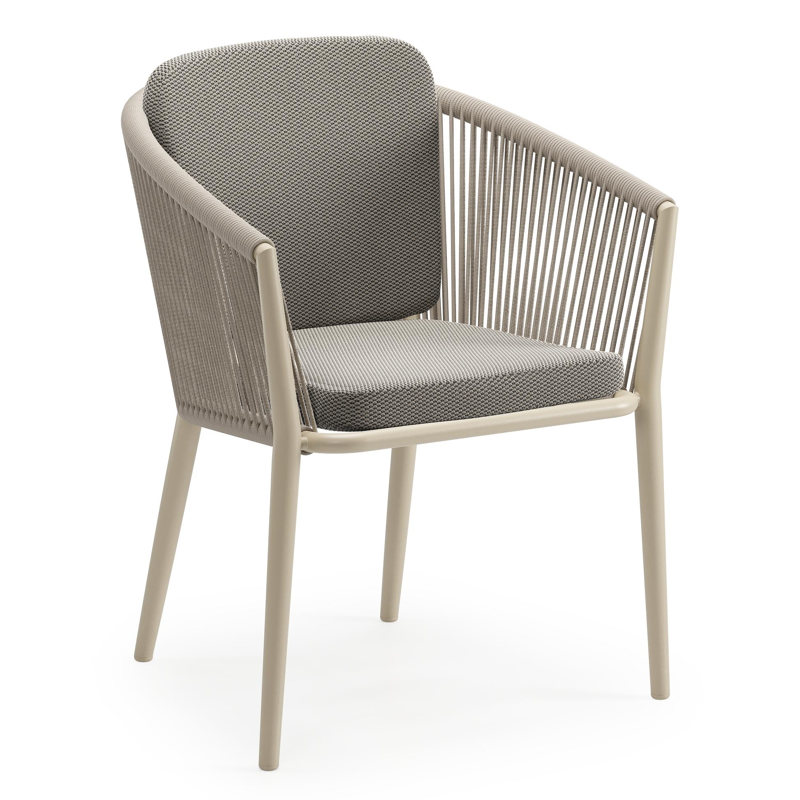 Orso tuinstoel in beige aluminium en beige verticaal geweven ronde rope met zitkussen in All Weather Sunbrella® Luxe Lopi Charcoal