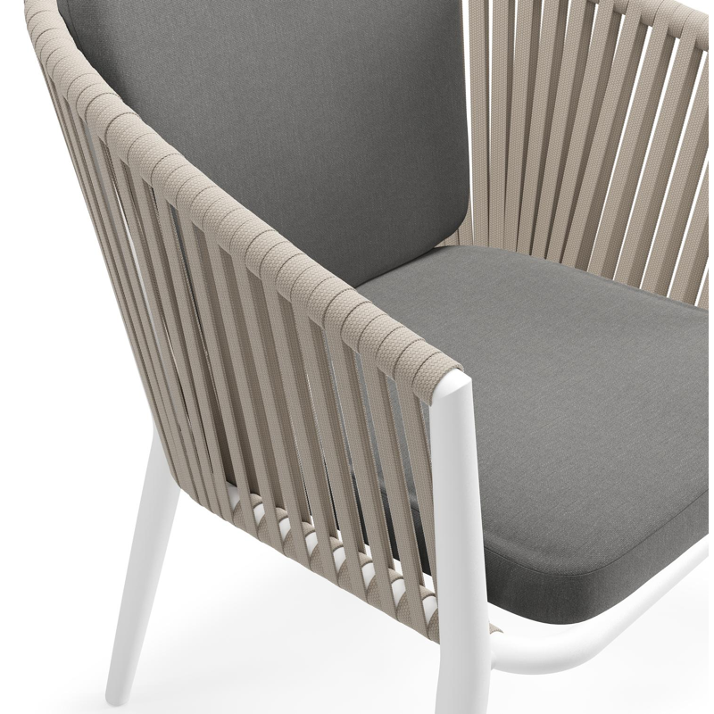 Orso tuinstoel in wit aluminium en beige verticaal geweven vlakke rope met kussen in natte charcoal chine all weather sunbrella® luxe