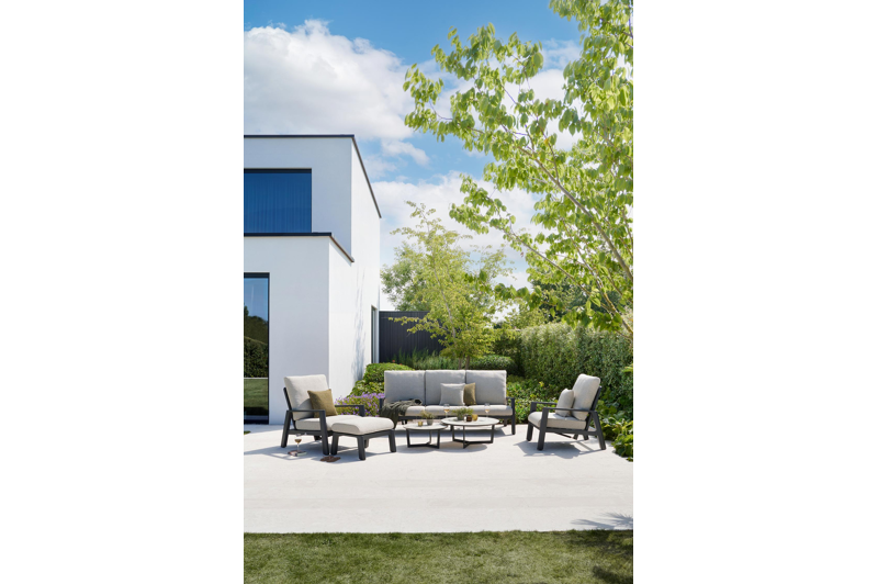 Cirello loungebank in zwart aluminium met savane nimbus all weather sunbrella® luxe kussen