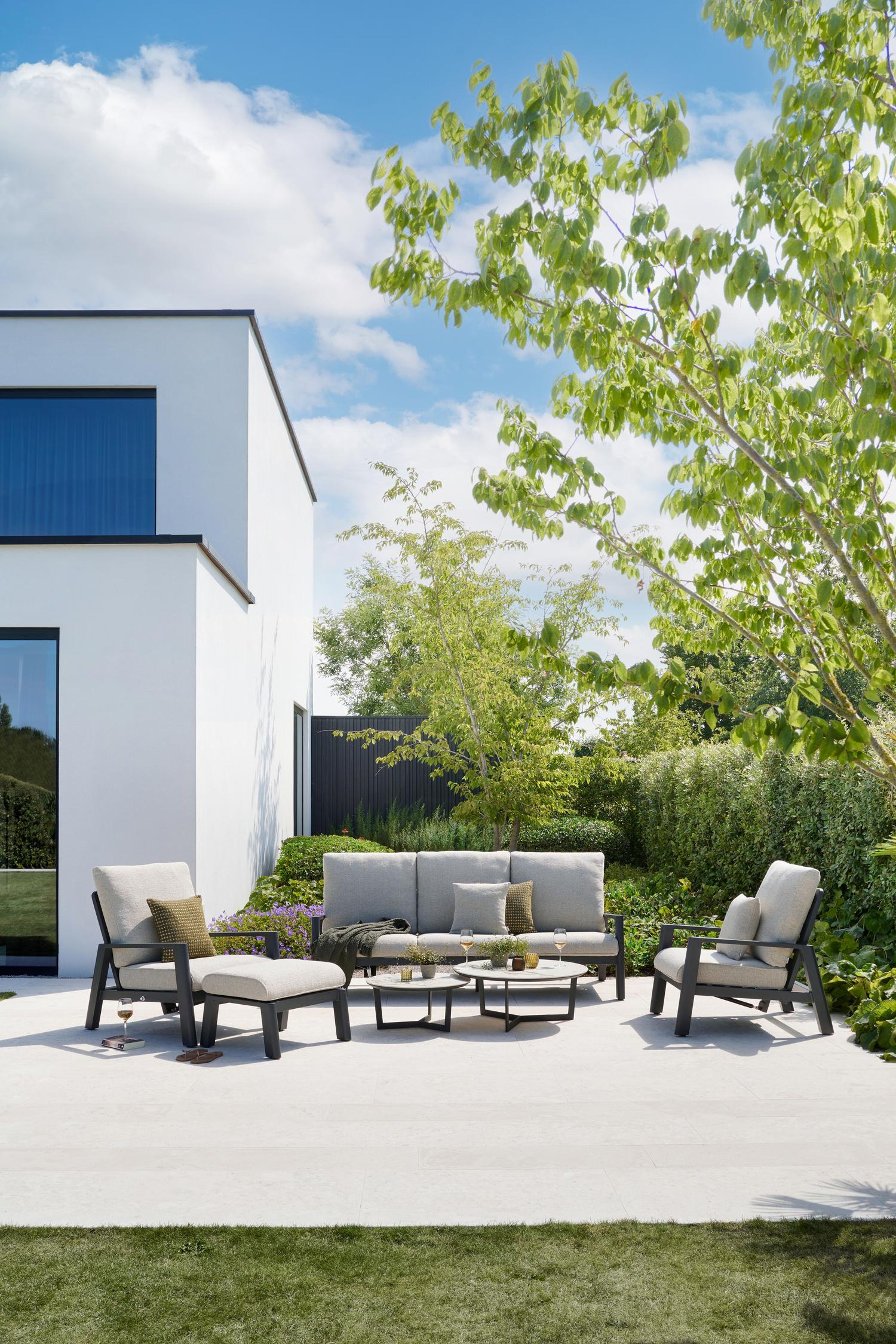 Cirello loungeset in zwart aluminium met chartres sooty all weather sunbrella® luxe kussens