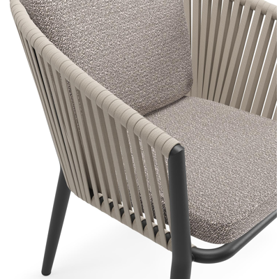 Orso tuinstoel in beige aluminium en beige verticaal geweven vlakke rope met kussen in All Weather Sunbrella® Luxe Wander Granite