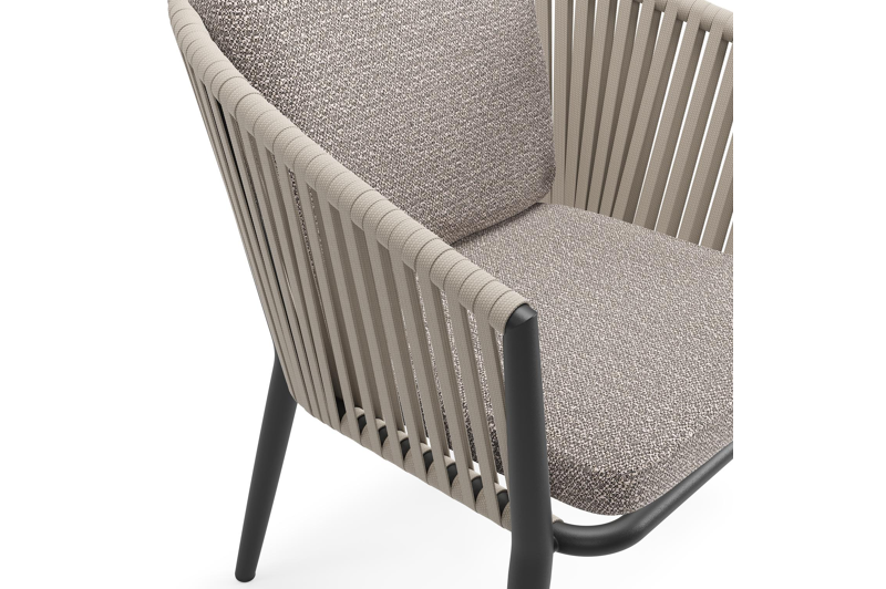 Orso tuinstoel in beige aluminium en beige verticaal geweven vlakke rope met kussen in All Weather Sunbrella® Luxe Wander Granite