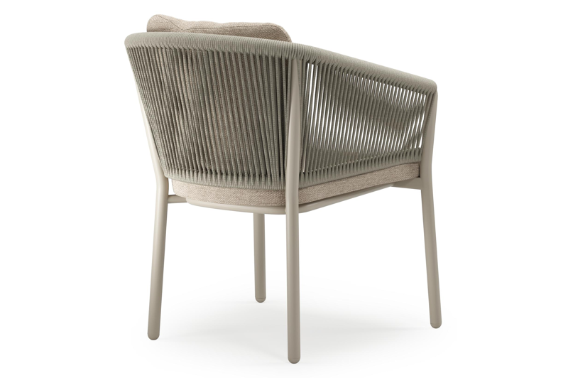 Gerona tuinstoel in beige aluminium en beige verticaal geweven ronde rope met kussen in Rustic Weather+ Softtouch