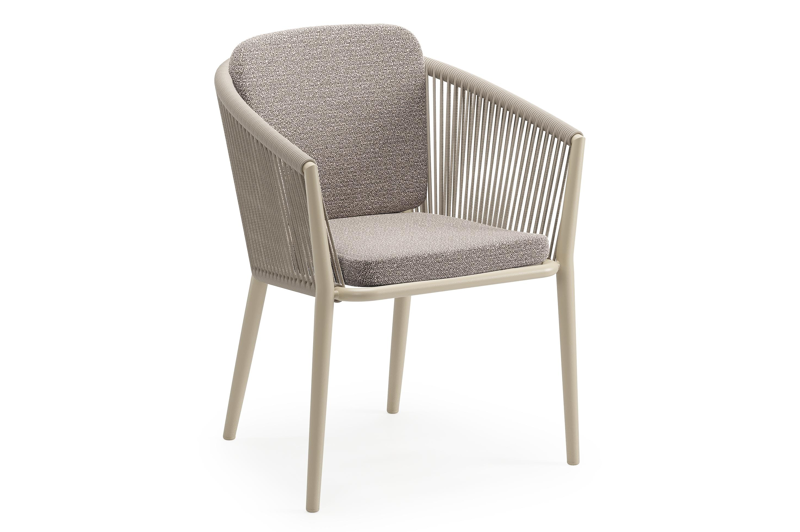 Orso tuinstoel in beige aluminium en beige verticaal geweven ronde rope met zitkussen in All Weather Sunbrella® Luxe Wander Granite