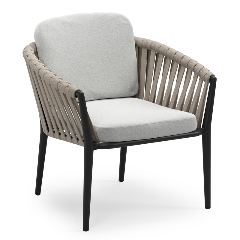 Orso low dining tuinstoel in zwart aluminium en beige verticaal geweven luxe vlakke brede rope met stoelkussen in All Weather Sunbrella® Luxe Natte Grey Chine