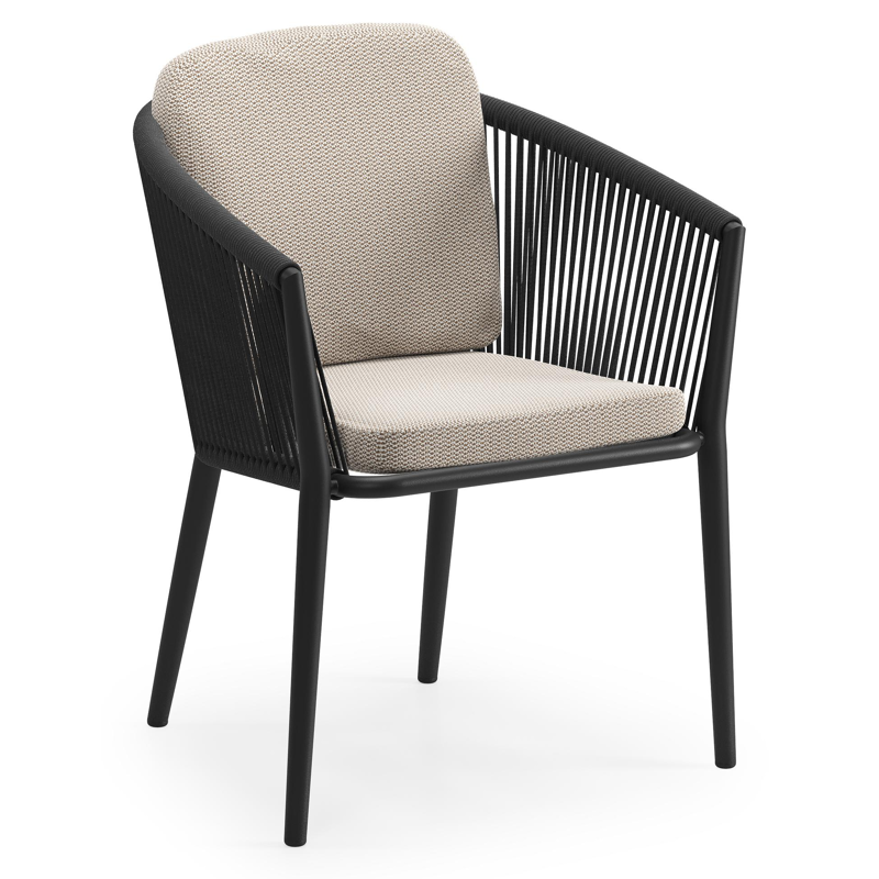 Orso tuinstoel in zwart aluminium en zwart verticaal geweven ronde rope met luxe zitkussen in All Weather Sunbrella® Luxe Lopi Fossil