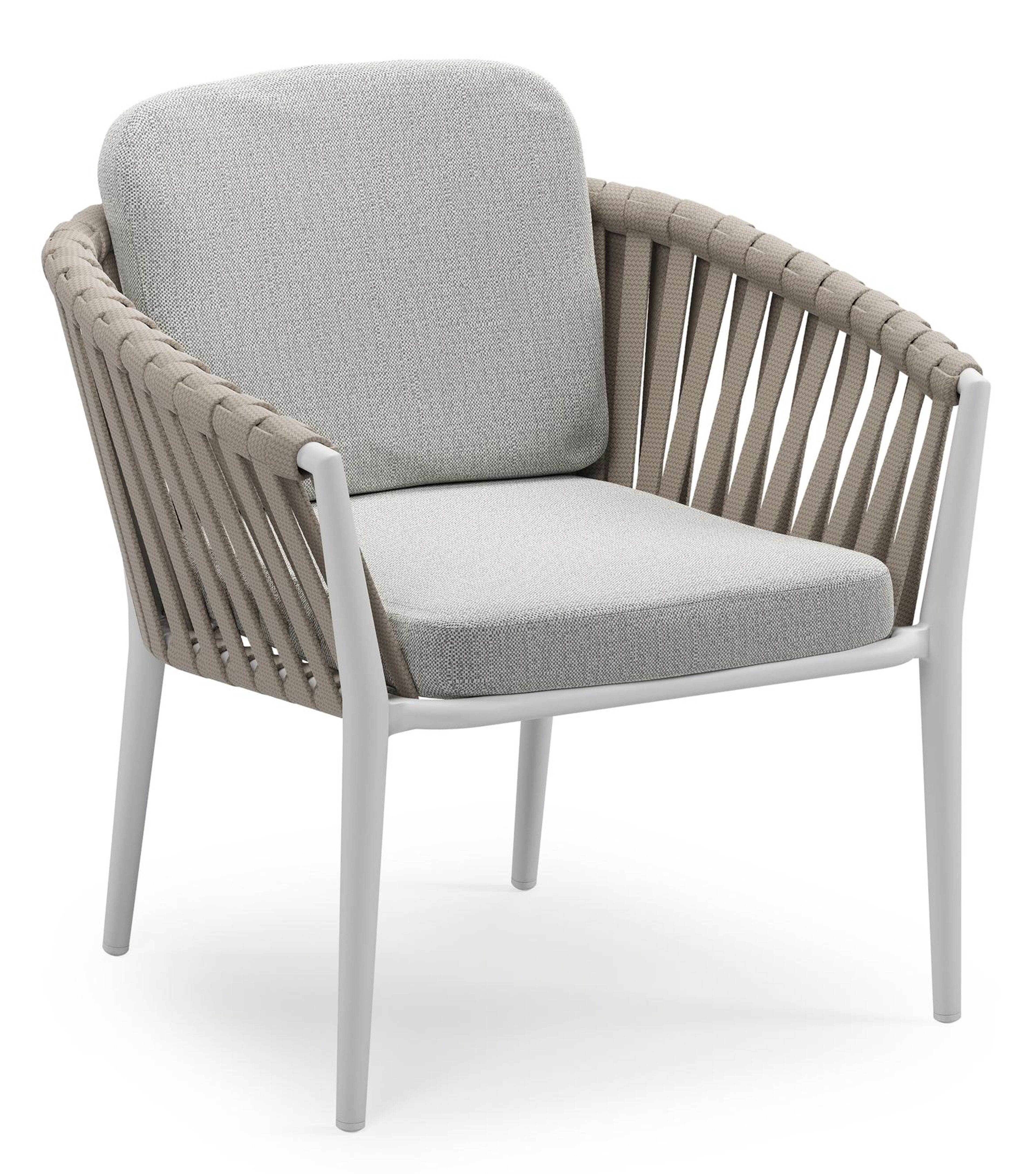 Orso low dining tuinstoel in wit aluminium en beige verticaal geweven luxe vlakke brede rope met stoelkussen in All Weather Sunbrella® Luxe Savane Nimbus