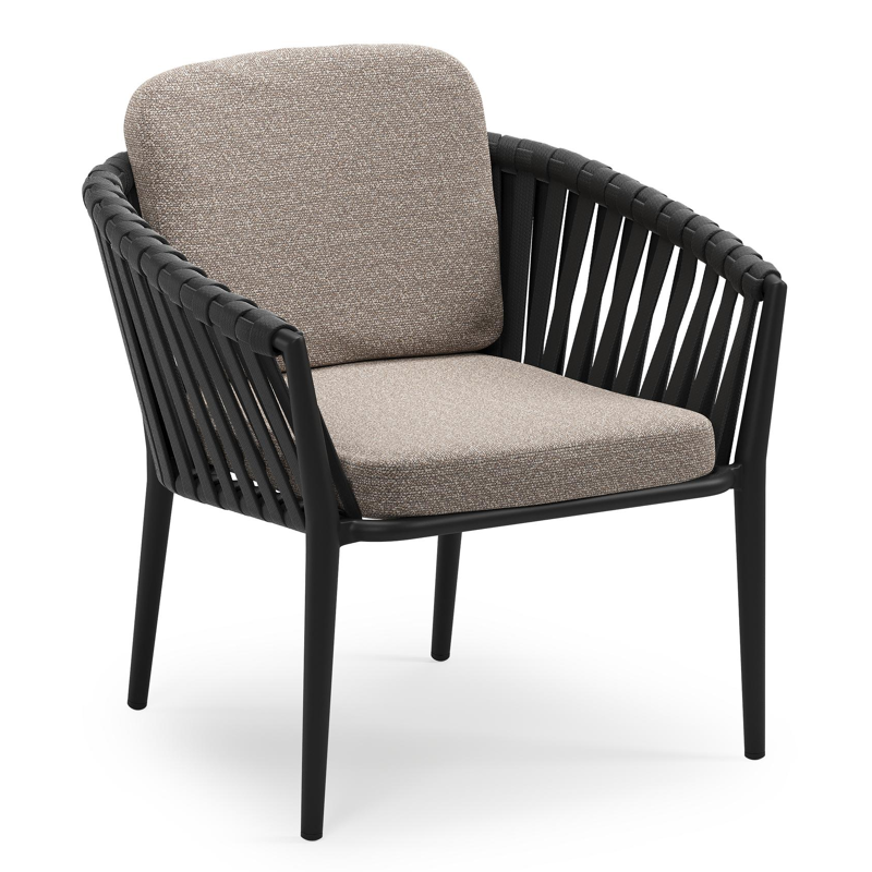 Orso low dining tuinstoel in zwart aluminium en zwart verticaal geweven luxe vlakke brede rope met stoelkussen in All Weather Sunbrella® Luxe Wander Manioc