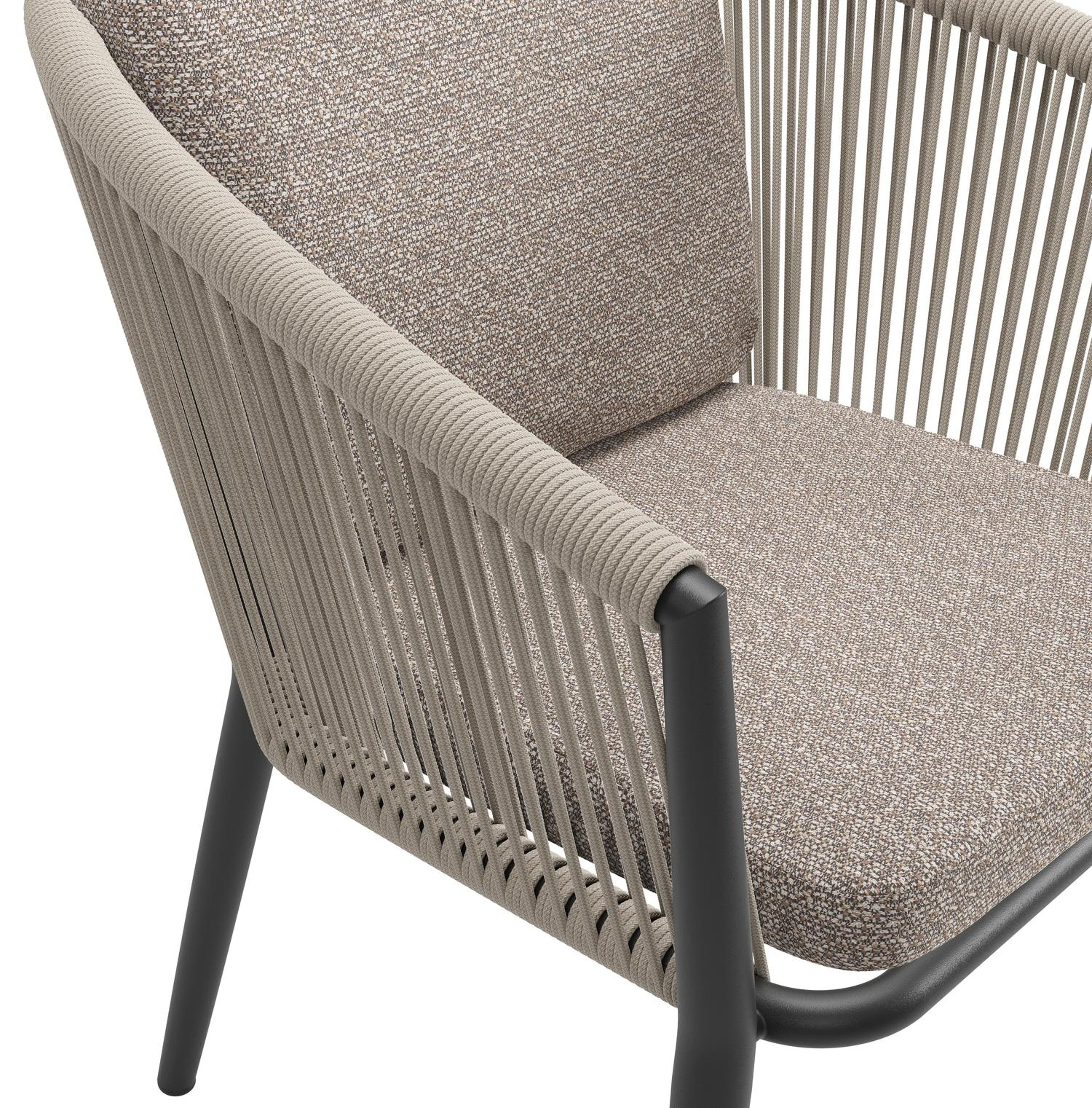 Orso tuinstoel in zwart aluminium en beige verticaal geweven ronde rope met luxe zitkussen in All Weather Sunbrella® Luxe Wander Manioc