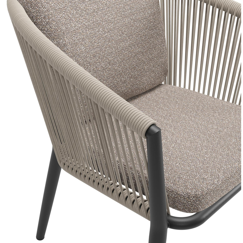 Orso tuinstoel in zwart aluminium en beige verticaal geweven ronde rope met luxe zitkussen in All Weather Sunbrella® Luxe Wander Manioc