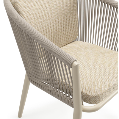 Orso tuinstoel in beige aluminium en beige verticaal geweven ronde rope met zitkussen in All Weather Cosytica Althea Camel