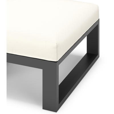 Verato poef in zwart aluminium met natte white all weather sunbrella® luxe kussen