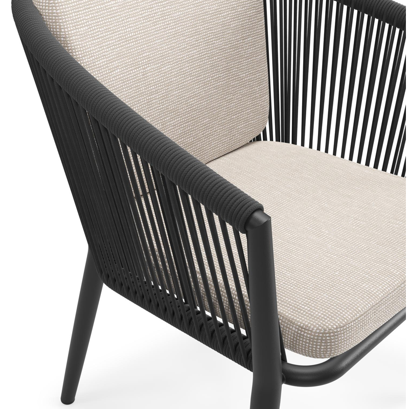 Orso tuinstoel in zwart aluminium en zwart verticaal geweven ronde rope met zitkussen in All Weather Sunbrella® Luxe Slow Farafra