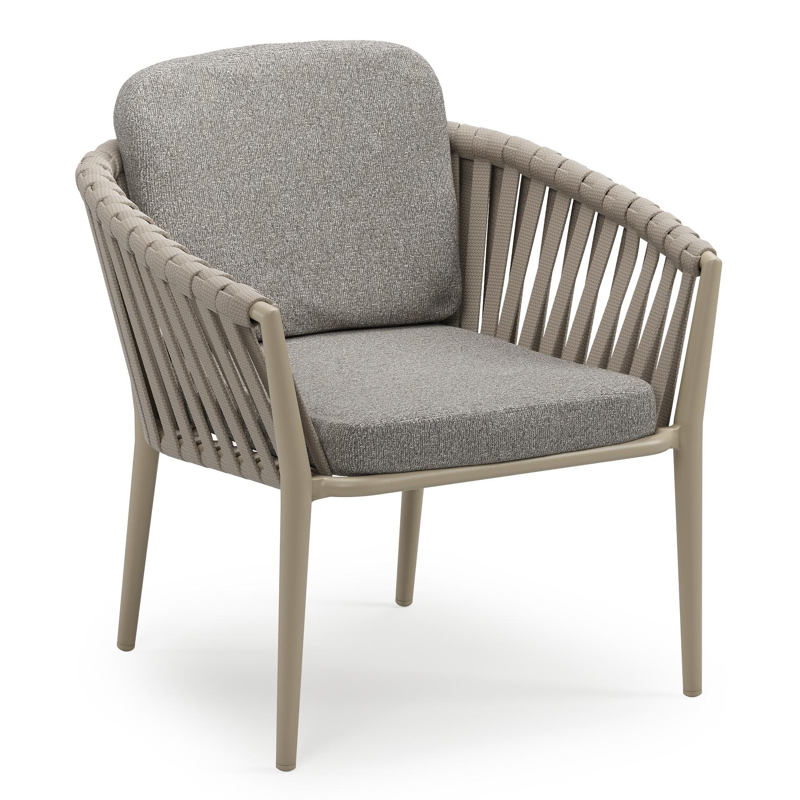 Orso low dining tuinstoel in beige aluminium en beige verticaal geweven luxe vlakke brede rope met stoelkussen in All Weather Sunbrella® Luxe Tundra Charcoal
