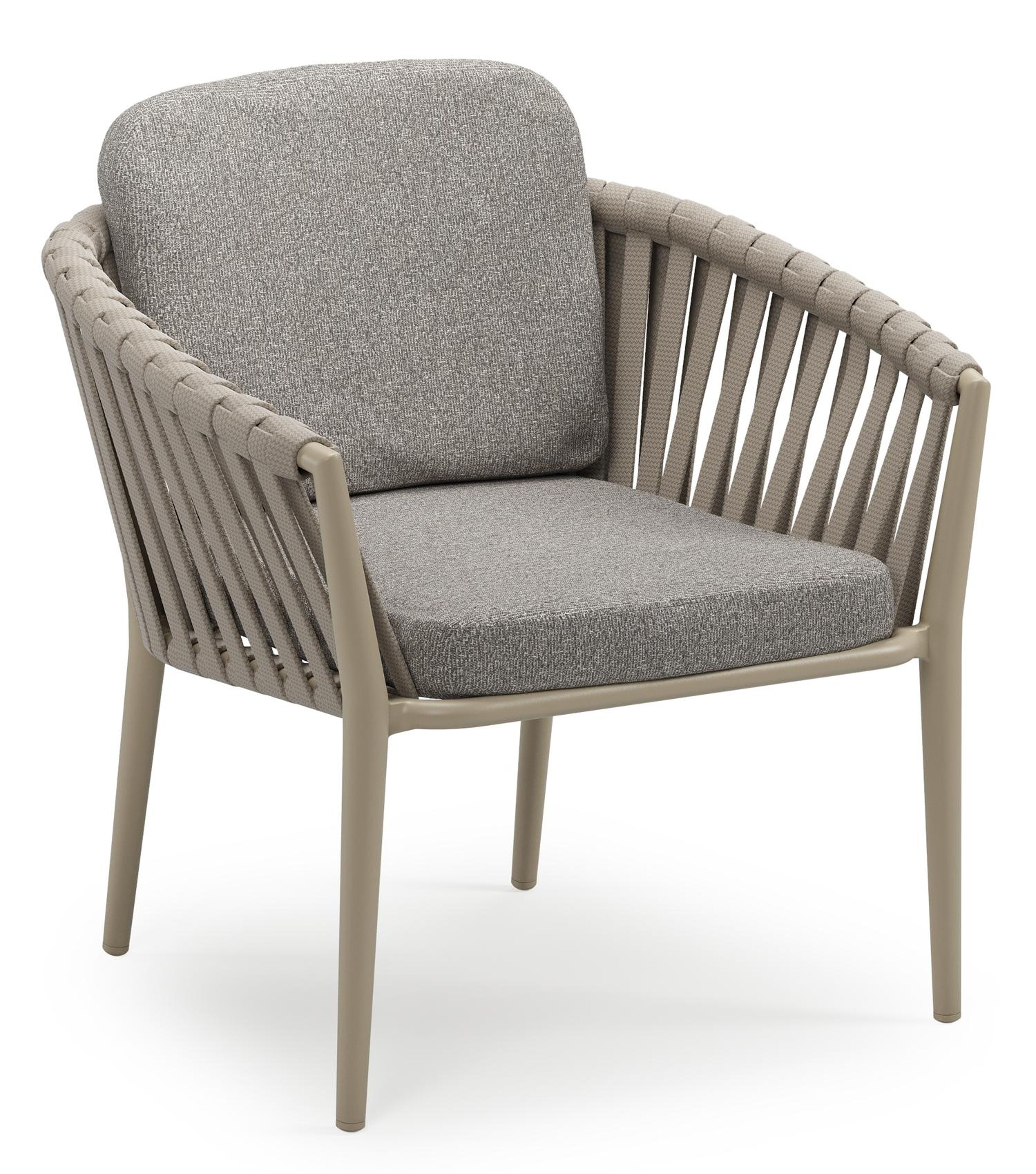 Orso low dining tuinstoel in beige aluminium en beige verticaal geweven luxe vlakke brede rope met stoelkussen in All Weather Sunbrella® Luxe Tundra Charcoal