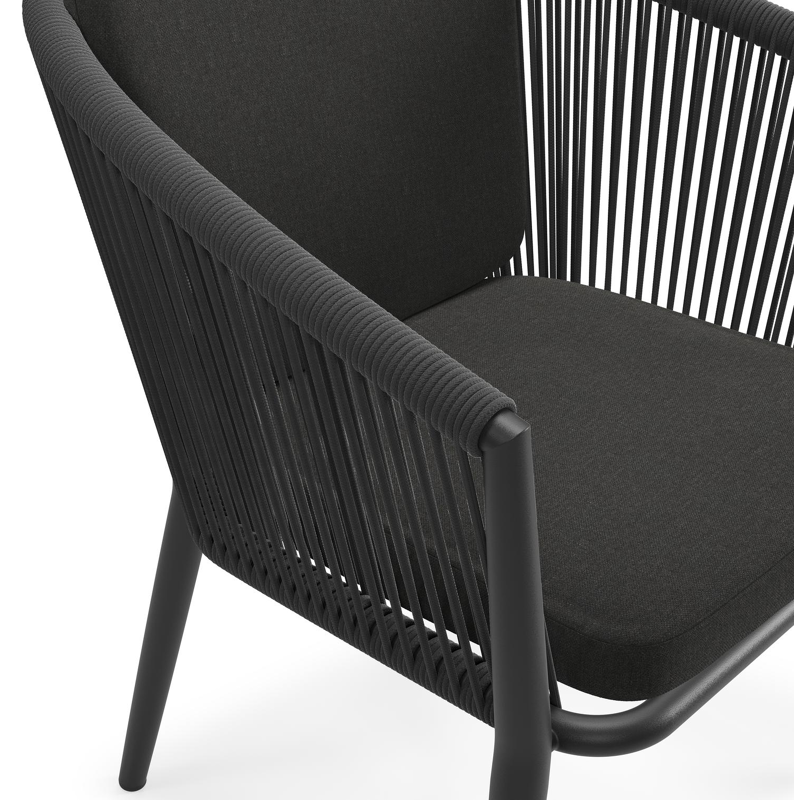 Orso tuinstoel in zwart aluminium en zwart verticaal geweven ronde rope met zitkussen in All Weather Sunbrella® Luxe Natte Sooty