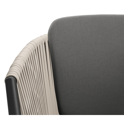 Chaise de jardin Orso en aluminium noir et corde platte tissée verticalement beige avec coussin en natte charcoal chine all weather sunbrella® luxe