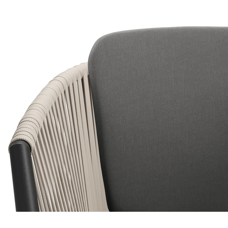 Chaise de jardin Orso en aluminium noir et corde platte tissée verticalement beige avec coussin en natte charcoal chine all weather sunbrella® luxe