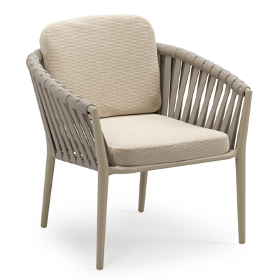 Orso low dining tuinstoel in beige aluminium en beige verticaal geweven luxe vlakke brede rope met stoelkussen in All Weather Cosytica Althea Chalk