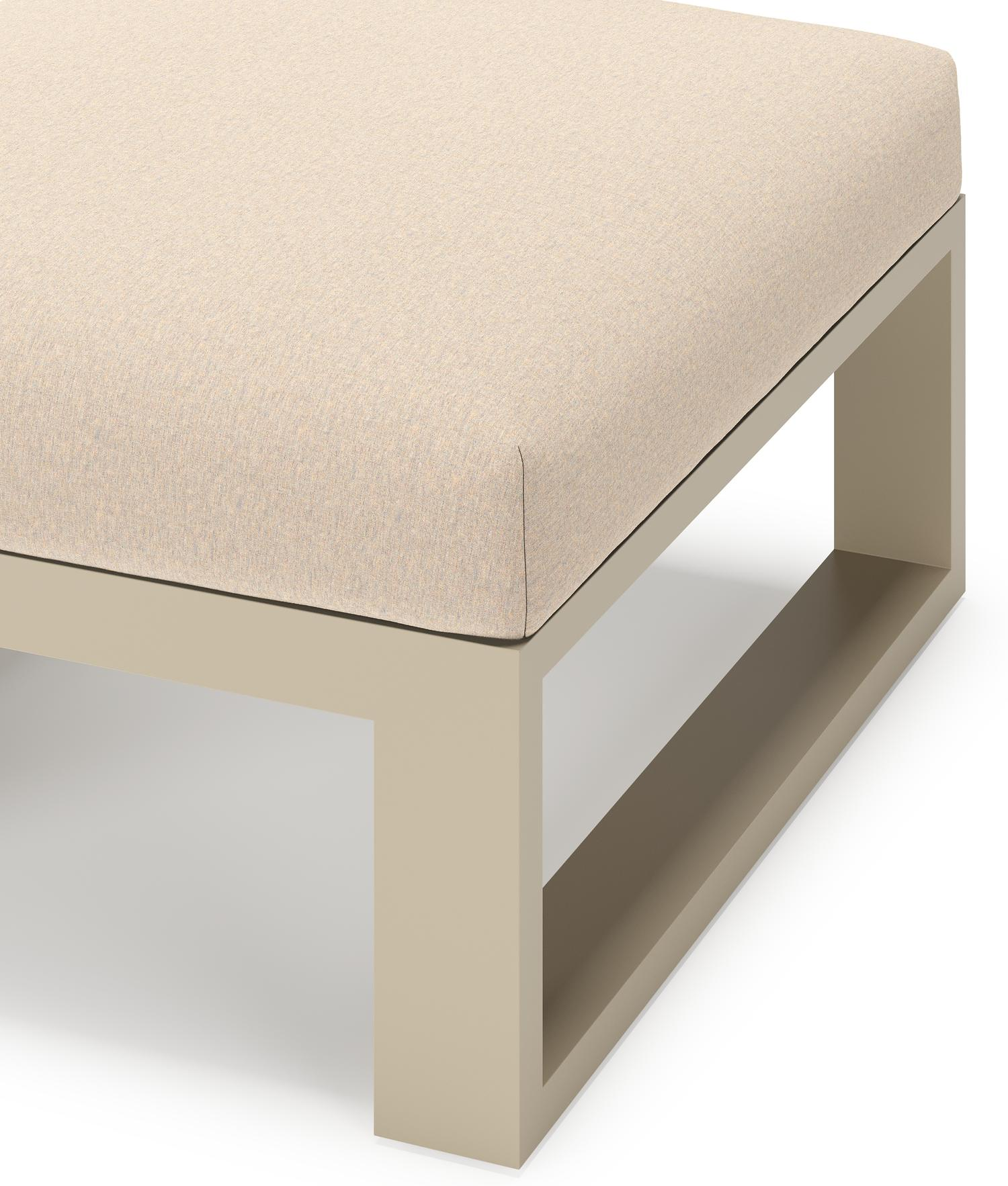 Pouf Verato en aluminium beige et coussin en all weather sunbrella® luxe heritage papyrus