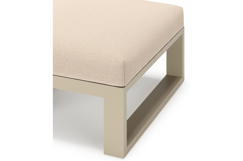 Pouf Verato en aluminium beige et coussin en all weather sunbrella® luxe heritage papyrus