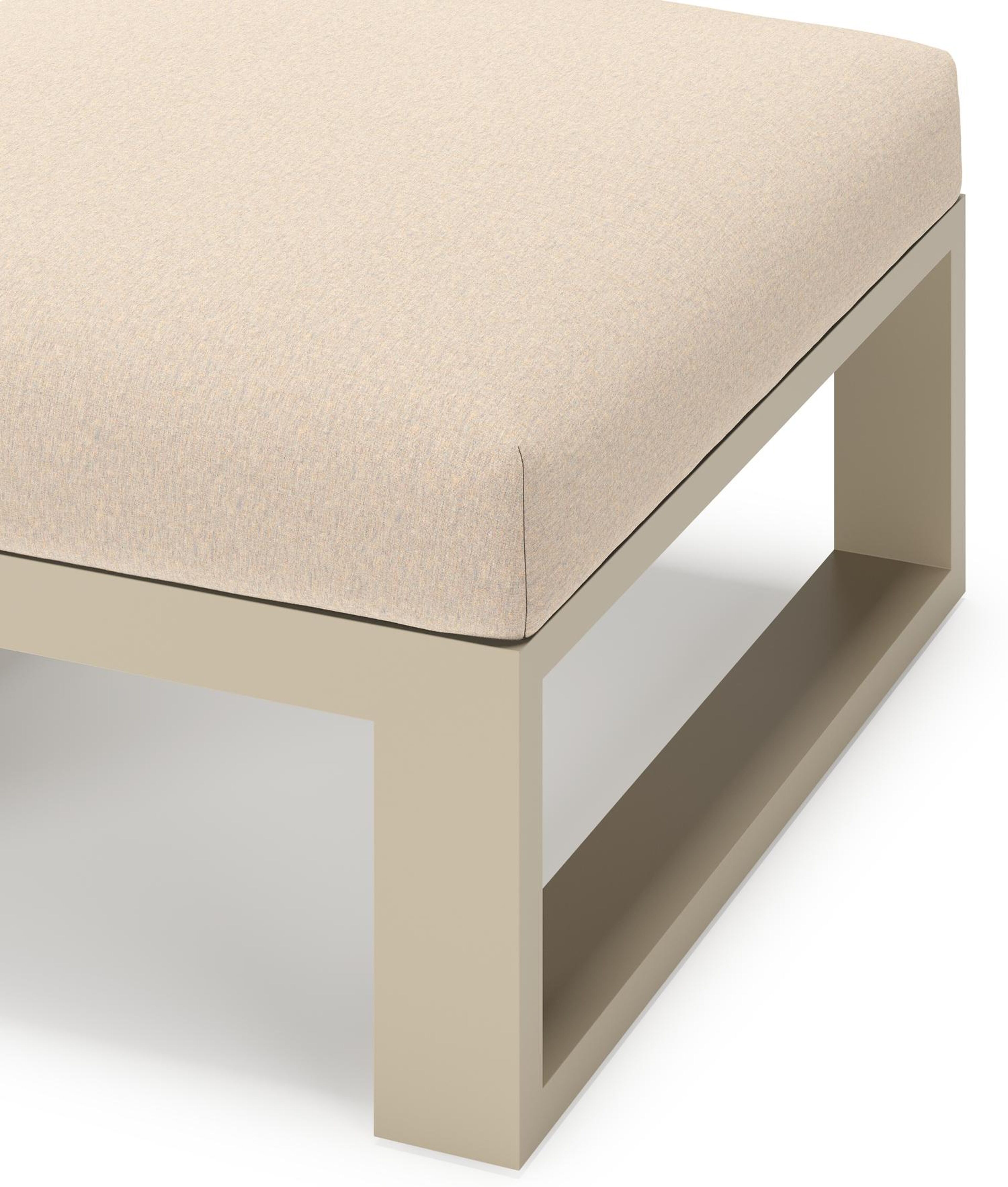 Verato poef in beige aluminium met heritage papyrus all weather sunbrella® luxe kussen