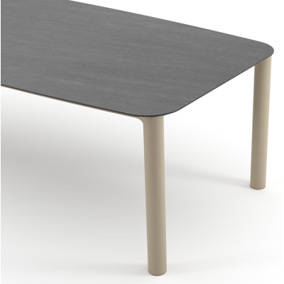 Table de jardin Orso forme de bateau en aluminium beige et céramique pleine Basalt Black - Lg. 255 x Lrg. 115 x Haut. 74.5 cm
