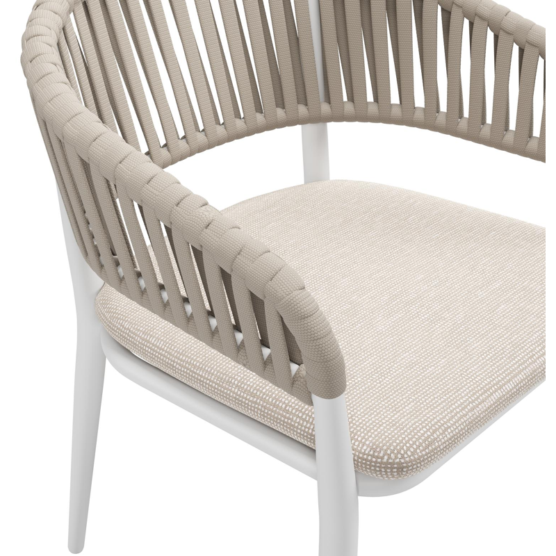Tolfa stapelbare tuinstoel in wit aluminium en beige verticaal geweven luxe vlakke brede rope met stoelkussen in All Weather Sunbrella® Luxe Slow Farafra