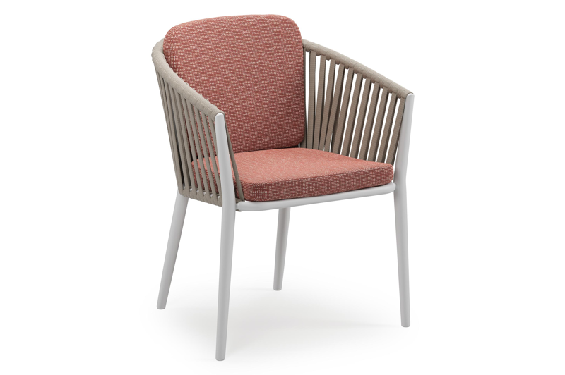 Orso stapelbare tuinstoel in wit aluminium en beige verticaal geweven luxe vlakke brede rope met stoelkussen in All Weather Sunbrella® Luxe Slow Alezan