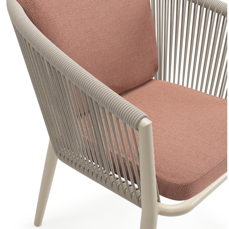 Orso tuinstoel in beige aluminium en beige verticaal geweven ronde rope met luxe zitkussen in All Weather Sunbrella® Luxe Savane Rust