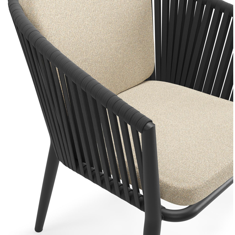 Chaise de jardin Orso en aluminium noir et corde plate tissée verticalement noir avec coussin en All Weather Solica Soul Papyrus