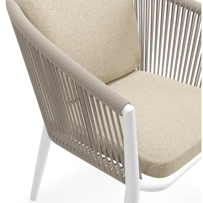 Orso tuinstoel in wit aluminium en beige verticaal geweven ronde rope met luxe zitkussen in All Weather Solica Soul Papyrus
