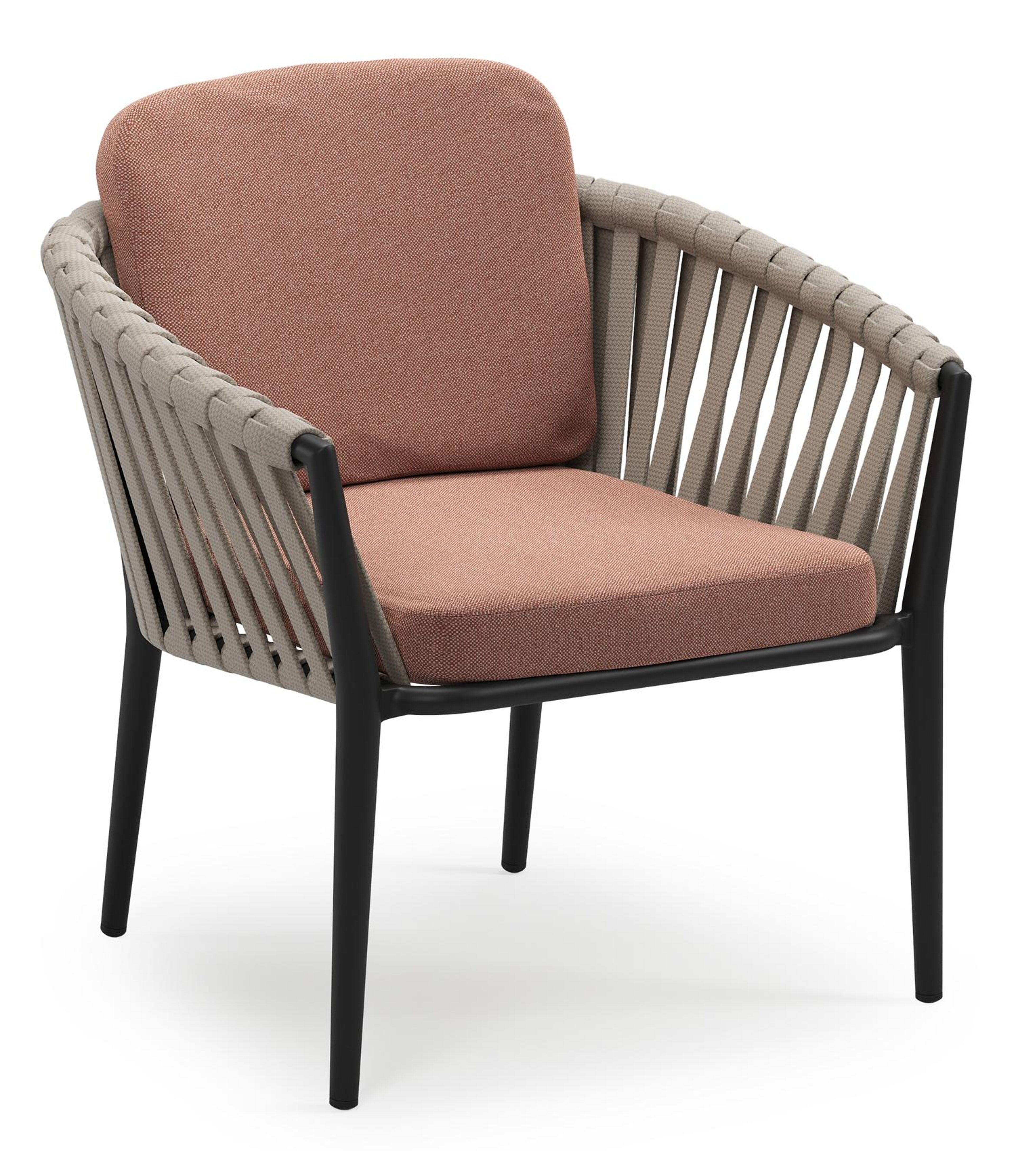 Orso low dining tuinstoel in zwart aluminium en beige verticaal geweven luxe vlakke brede rope met stoelkussen in All Weather Sunbrella® Luxe Savane Rust