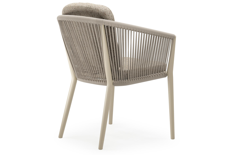 Orso tuinstoel in beige aluminium en beige verticaal geweven ronde rope met luxe zitkussen in All Weather Cosytica Bora Jungle