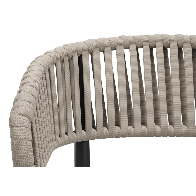 Tolfa stapelbare tuinstoel in zwart aluminium en beige verticaal geweven luxe vlakke brede rope met stoelkussen in All Weather Sunbrella® Luxe Natte Grey Chine
