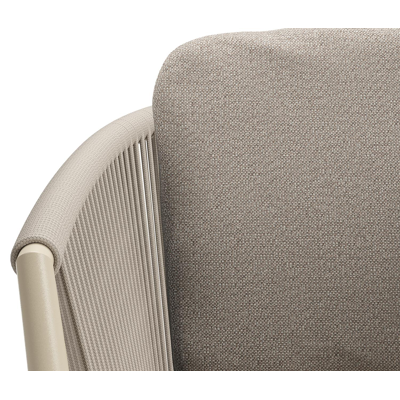 Orso tuinstoel in beige aluminium en beige verticaal geweven ronde rope met luxe zitkussen in All Weather Sunbrella® Luxe Savane Coconut