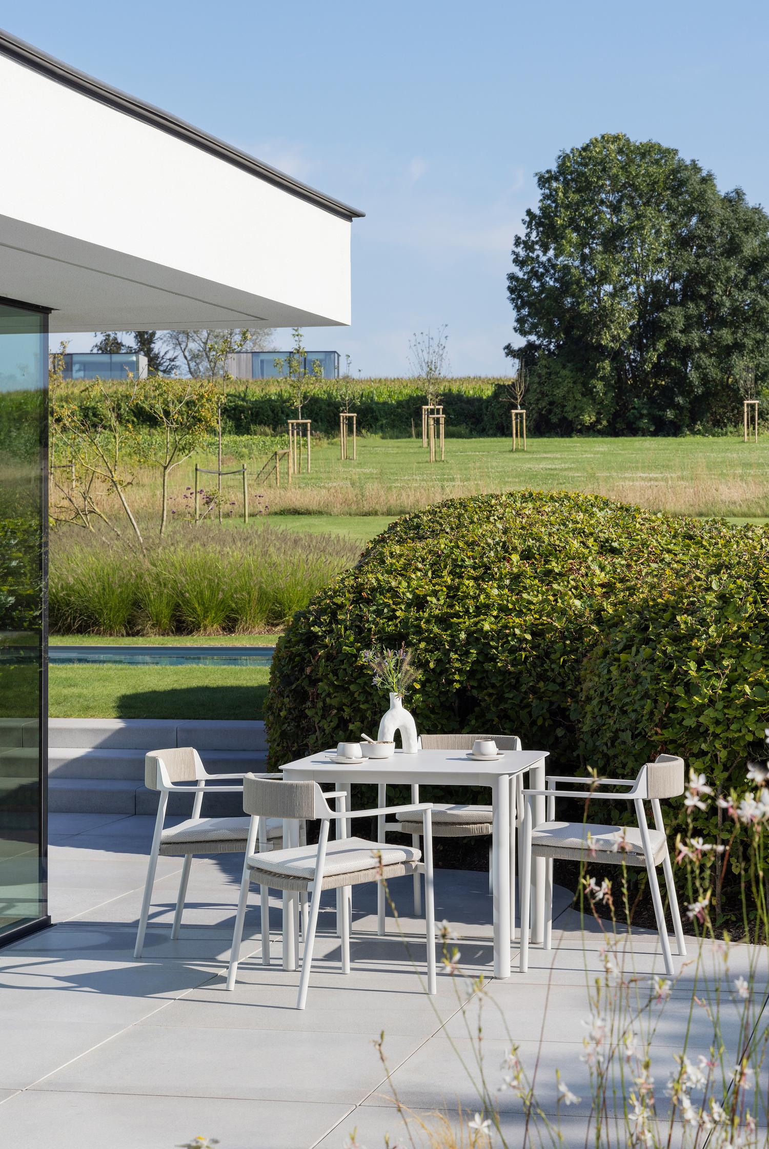 Table de jardin Orso carré arrondi en aluminium blanc - Lg. 90 x Lrg. 90 x Haut. 75 cm