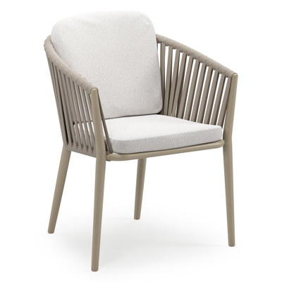 Orso stapelbare tuinstoel in beige aluminium en beige verticaal geweven luxe vlakke brede rope met stoelkussen in All Weather Solica Soul Optik