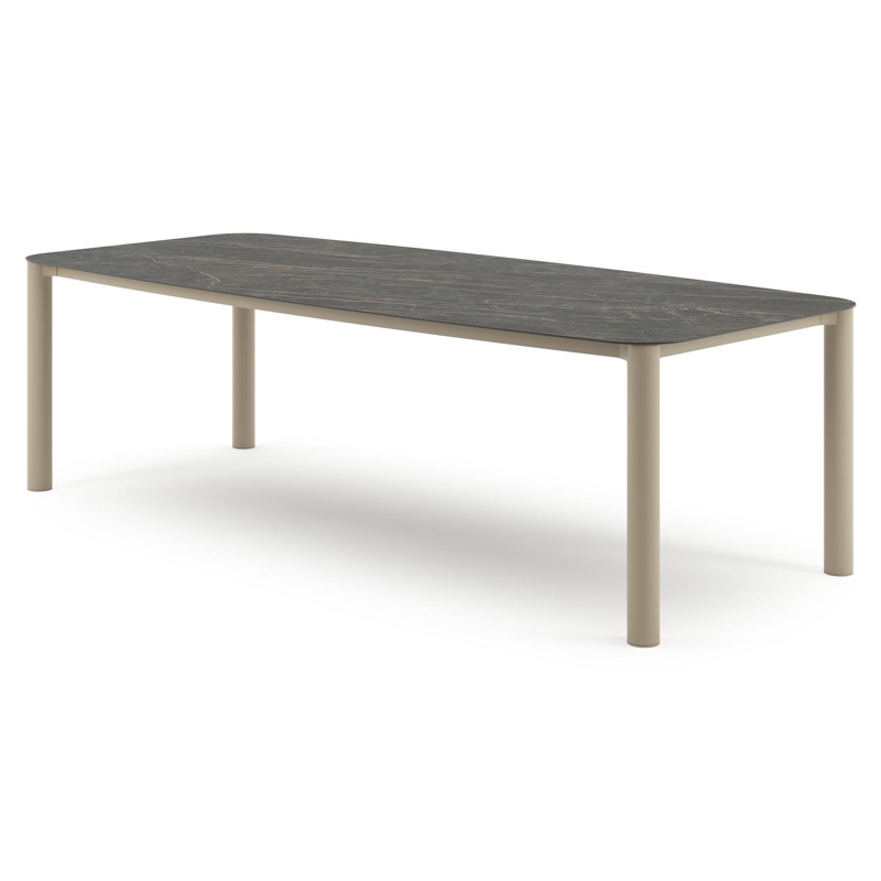 Table de jardin Orso forme de bateau en aluminium beige et céramique pleine Black Obsession - Lg. 255 x Lrg. 115 x Haut. 74.5 cm
