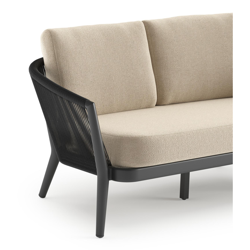 Orso loungebank in zwart aluminium en zwart verticaal geweven ronde rope met Althea Chalk all weather cosytica kussen