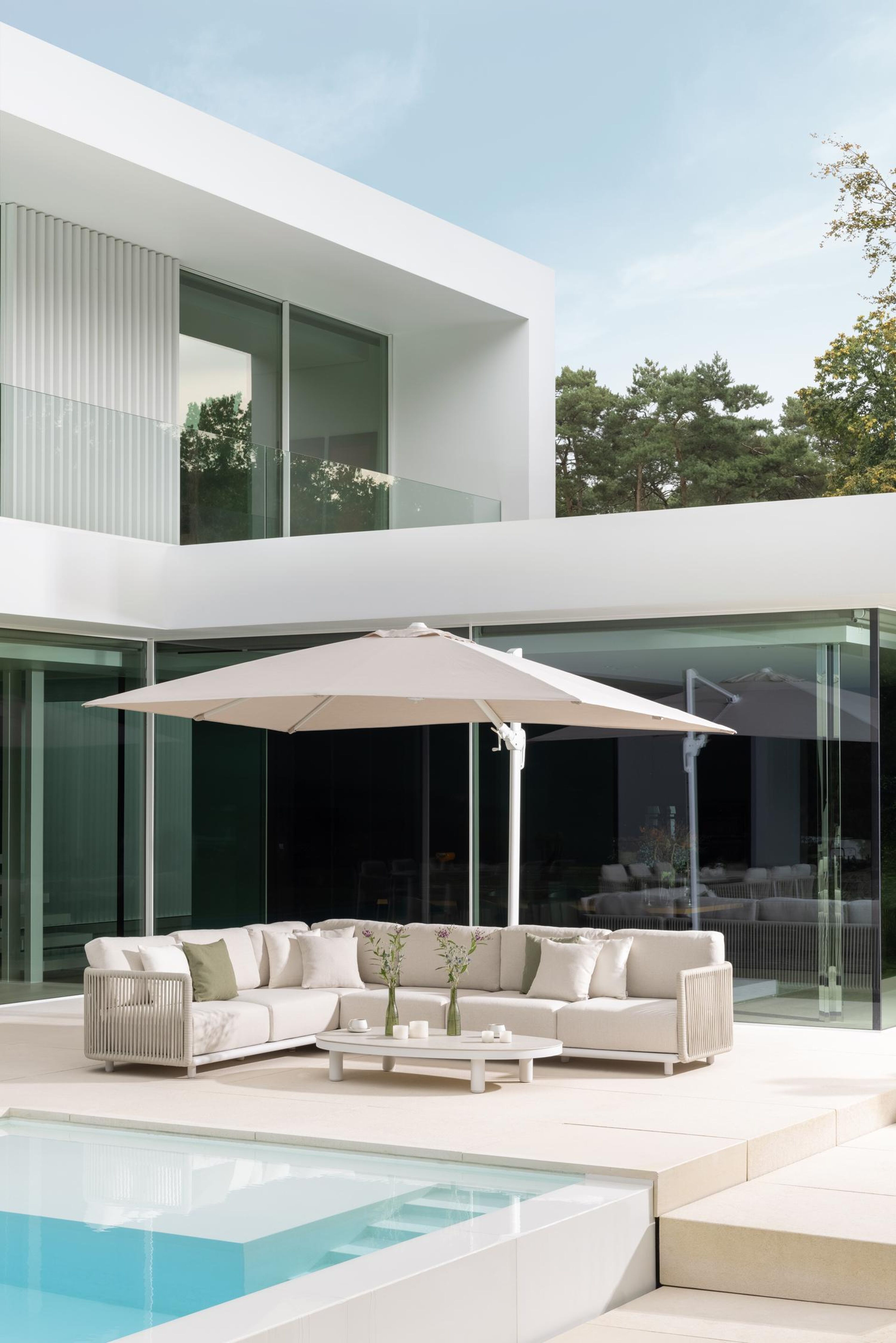 Organo loungehoek in wit aluminium en beige verticaal geweven luxe vlakke rope met althea off white All Weather Cosytica kussens