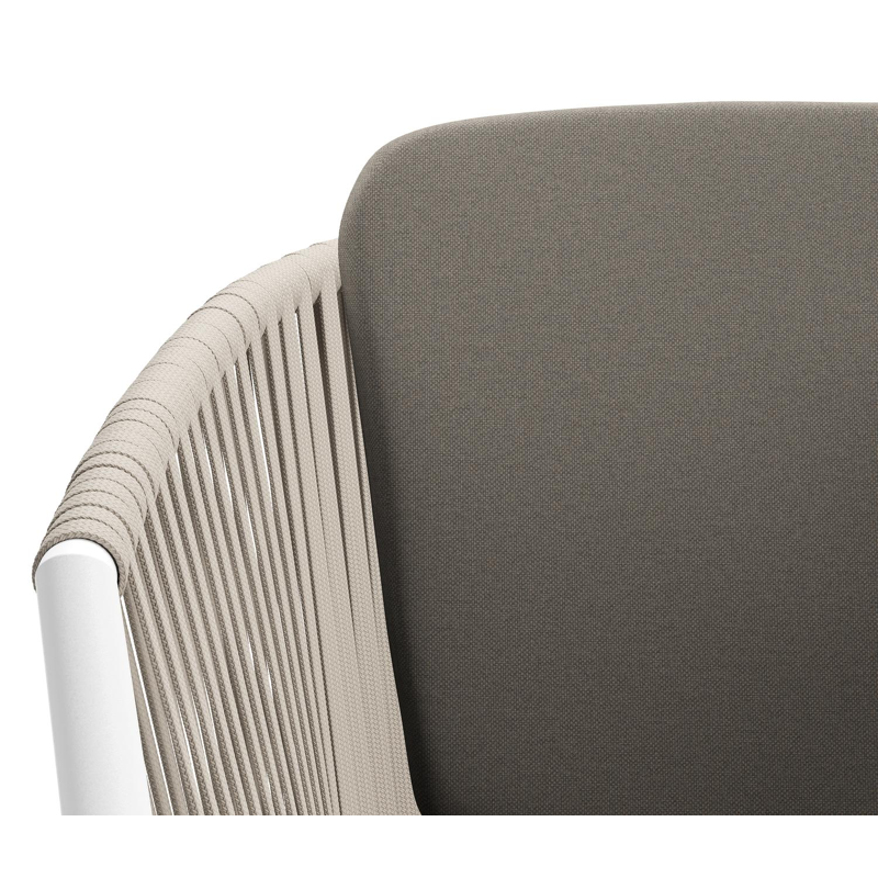 Chaise de jardin Orso en aluminium blanc et corde plate tissée verticalement beige avec coussin en All Weather Sunbrella® Luxe Natte Carbon Beige