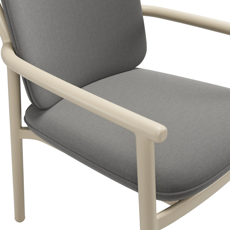 Bono stapelbare tuinstoel in beige aluminium met stoelkussen in All Weather Sunbrella® Luxe Natte Charcoal Chine
