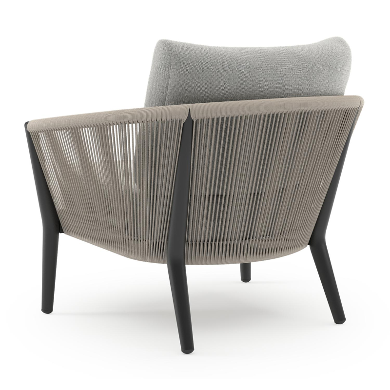 Orso loungestoel in zwart aluminium en beige verticaal geweven ronde rope met Savane Nimbus all weather sunbrella® luxe kussen