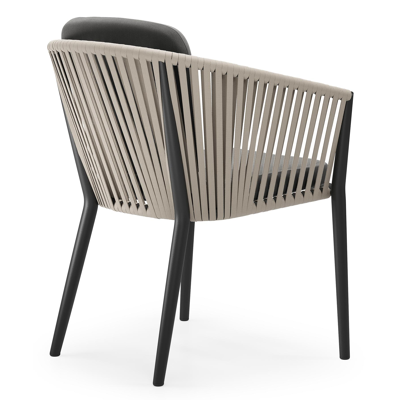 Chaise de jardin Orso en aluminium noir et corde platte tissée verticalement beige avec coussin en natte charcoal chine all weather sunbrella® luxe