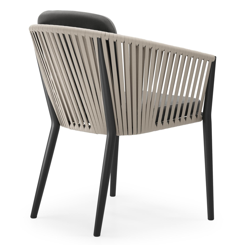 Chaise de jardin Orso en aluminium noir et corde platte tissée verticalement beige avec coussin en natte charcoal chine all weather sunbrella® luxe