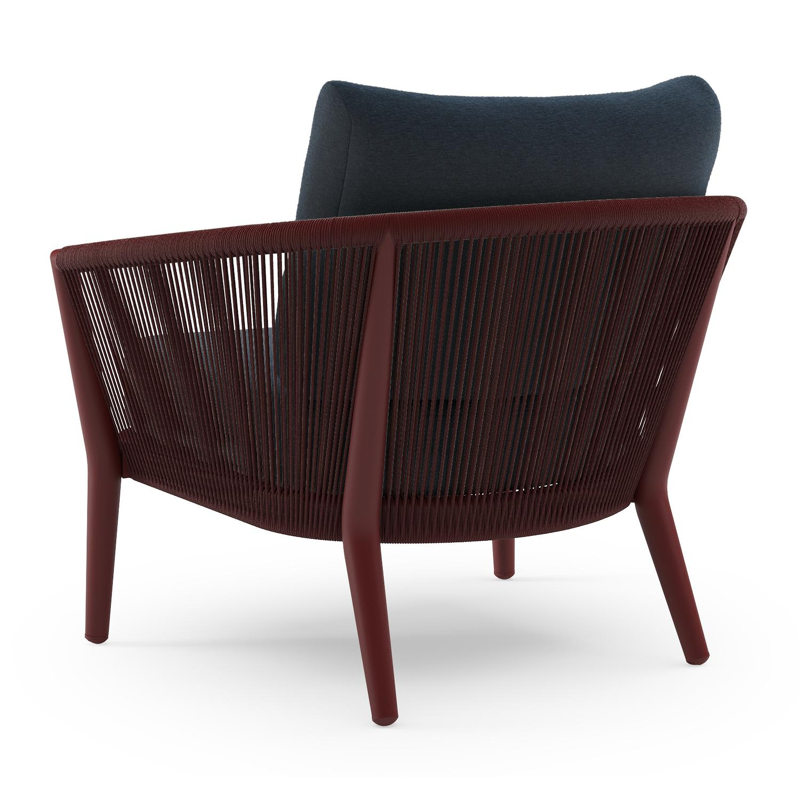 Orso loungestoel in ruby aluminium en ruby verticaal geweven ronde rope met Heritage Indigo All Weather Sunbrella® luxe kussen