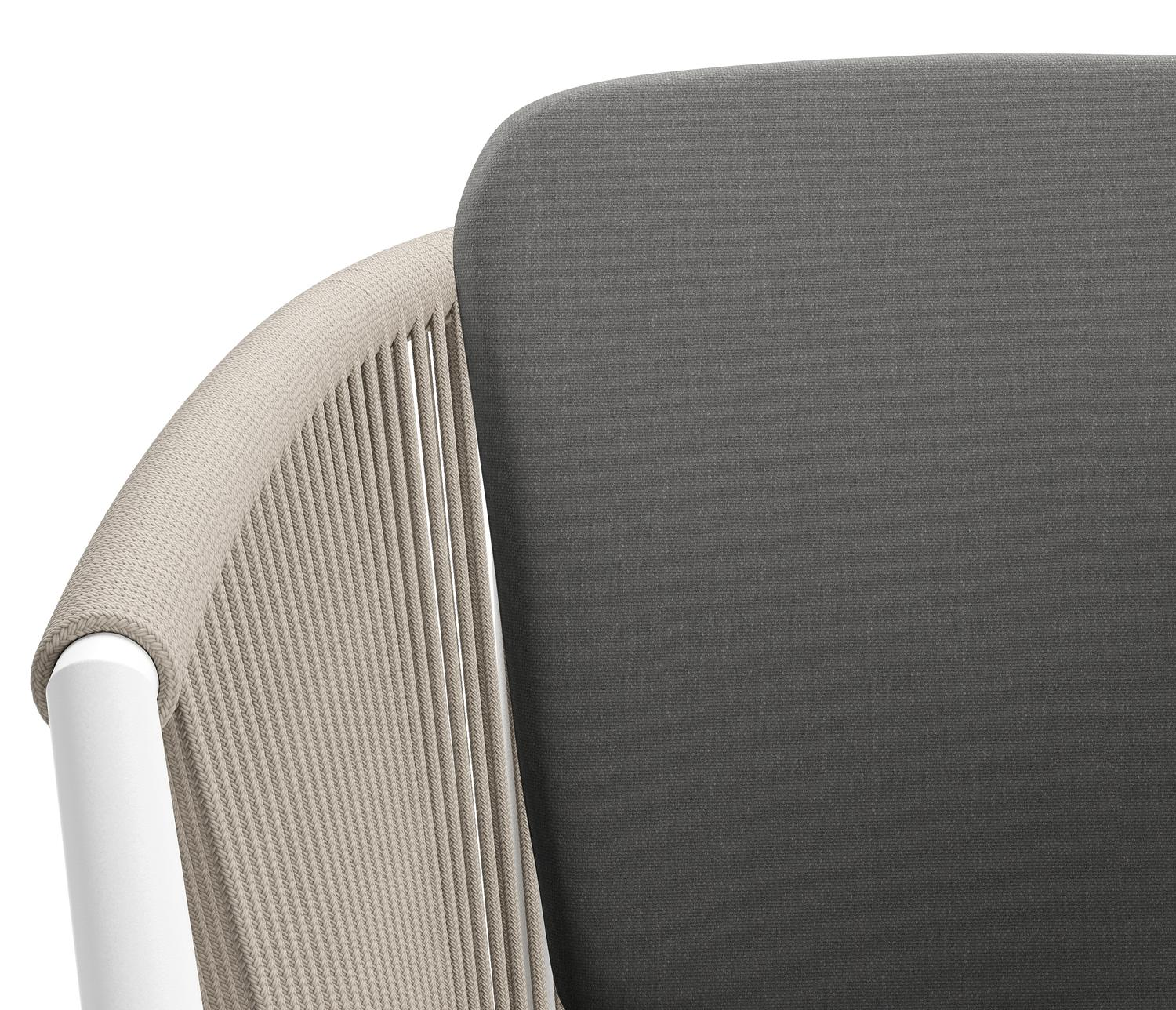 Orso tuinstoel in wit aluminium en beige verticaal geweven ronde rope met kussen in natte charcoal chine all weather sunbrella® luxe